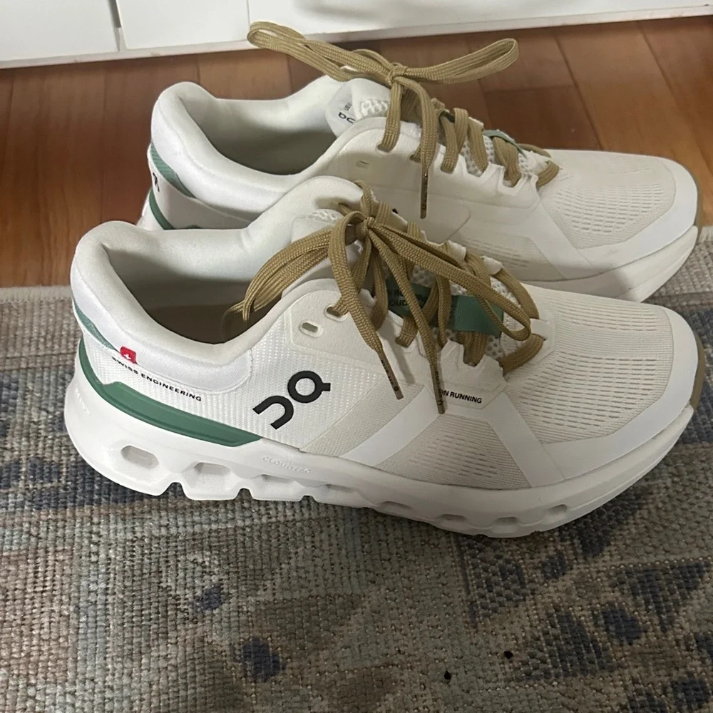 On women’s sneakers - Picture 2 of 3